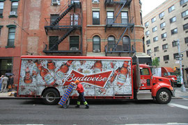 Photo N° 11 : La Budweiser a été fondée en 1785 en République Tchèque, importée en 1871 aux Usa et devient Américan Bud produite depuis 1876 !  New York, Etats-Unis d’Amérique.