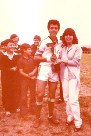 Foto 2-Recogiendo trofeo Santiago con algunos alevines de fondo no recuerdo los nombres