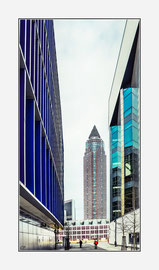 Stadtfotografie, Frankfurt Messeturm zwischen Fassaden