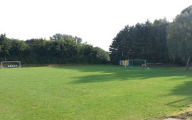 Fußballplatz von Tribüne aus