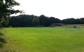 Fußballplatz von der Straße aus