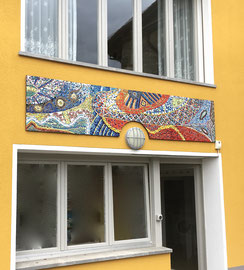 Onde gioiose a Brè, 2020, mosaico in vetro e pietre naturali, (Casa privata, Lugano Monte Brè - CH)