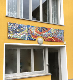 Onde gioiose a Brè, 2020, mosaico in vetro e pietre naturali. Casa privata, Lugano Monte Brè - CH