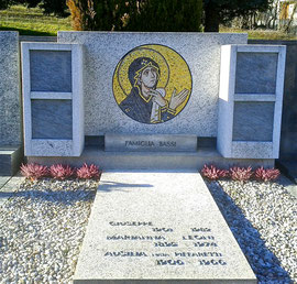 Madonna di Dafne (riprodotta dall'originale), 2012, mosaico in vetri e marmi, 65 cm (Cimitero di Rivera.Monteceneri, Svizzera)
