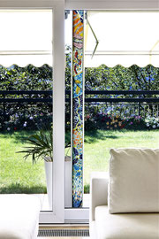 La colonna della gioia, 2010, mosaico in vetro e pietre naturali, 10 x 205 cm, (Casa privata, Morbio Inferiore - CH)