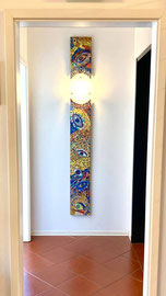 Occhi fluttuanti, 2021, mosaico in vetro e pietre naturali, 24 x 180 cm. Studio medico a Lugano - CH