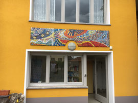 Onde gioiose a Brè, 2020, mosaico in vetro e pietre naturali, (Casa privata, Lugano Monte Brè - CH)