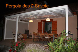 des rideaux sous toiture et en luminaire, une suspension lampe abajour.