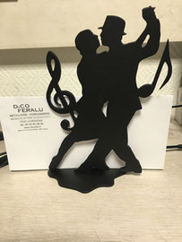 un couple qui danse