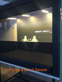 le store vertical enrouleur en aluminium.