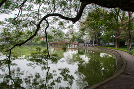 Die Cầu Thê Húc (Huc-Brücke, Brücke der aufgehenden Sonne), der Zugang auf die Insel mit dem Jadeberg-Tempel (Den Ngoc Son).
