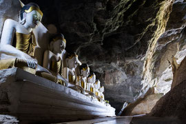 ein Weg führt an zahlreichen Buddha-Statuen und Votivtafeln aus dem 13. Jahrhundert vorbei. 