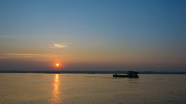 Sonnenaufgang über dem Irrawaddy – Beginn einer Flussfahrt von Mandalay nach Bagan