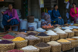 Myoma Market in Sagaing - hier findet man alles was in einem Gemischtwarenladen zu finden ist