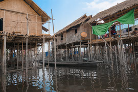 In und um den See gibt es 17 Dörfer, in denen ca. 70.000 Menschen wohnen. Die Häuser sind in der Regel auf Pfählen gebaut, der Gemüse- und Früchteanbau erfolgt auf schwimmenden Gärten.