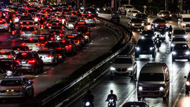 Strassenverkehr in Bangkok bei Nacht