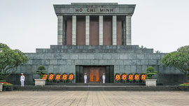 Das Ho Chi Minh-Mausoleum im Zentrum des Ba Đình-Platzes in Hanoi
