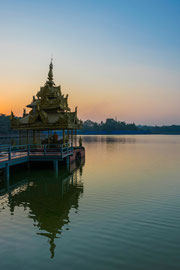 abends am am Kandawgyi Lake in Yangon (früher Rangun bzw. Rangoon)