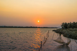 Sonnenuntergang am Thu Bon Fluss bei Hoi An,  an der Mündung des Flusses Sông Thu Bồn ins Südchinesische Meer.