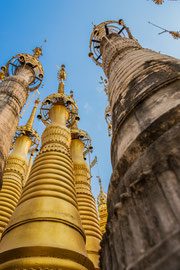 Shwe Inn Thein, ein Komplex aus 1054 Zedis, zum Teil verwittert, zum Teil restauriert, zum Teil neu erstellt ...