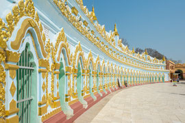 der U Min Thonze Temple und Pagoda in Sagaing, eine Anlage mit 30 Eingängen und 45 Buddha-Figuren, wahrscheinlich erbaut im14. Jahrhundert, rekonstruiert 1847.