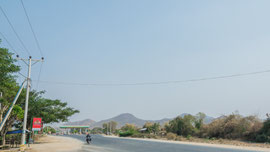 Der 790 Kilometer lange 'National Highway No 27'  führt von der thailändischen Grenze via Tachileik, Kengtung, Taunggyi und Kalaw nach Meiktila. 