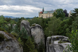 unterwegs in der Felsenstadt Hruboskalsko - Blick zum Schloss Hrubá Skalá