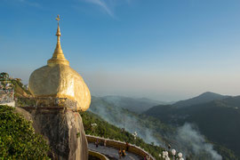 Der Legende nach wird der Fels nur von zwei Haaren Buddhas im Gleichgewicht gehalten, so dass er nicht herunterfällt. 