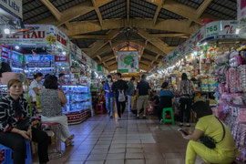 Der Chợ Bến Thành (Ben-Thanh-Markt) in Ho-Chi-Minh-Stadt. Auf einer Fläche von 13.056 m² werden Kleidung, Stoffe, Schuhe, Mode, Kunsthandwerk, frische Lebensmittel, Obst, Blumen usw. angeboten.
