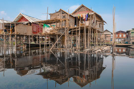 Der Inle-See ist der zweitgrösste See in Myanmar. Die Nord-Süd-Ausdehnung beträgt rund 22 km, die Ost-West-Ausdehnung 10 km – je nach Pegelstand. Die mittlere Wassertiefe beträgt 1.5 Meter.