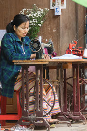 Schneiderin auf dem Myoma Market in Sagaing