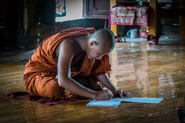 Das Shwe-Yan-Pyay-Kloster  wird u. a. zum Schulunterricht für Novizen genutzt, ähnlich wie in einem Internat leben und lernen sie hier  und erhalten Essen und Unterkunft