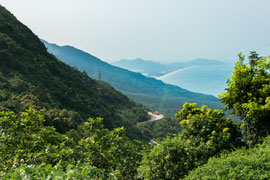 Unterwegs am Đèo Hải Vân (Wolken-Pass), die natürliche Grenze und Wetterscheide zwischen Nord- und Süd-Vietnam. Im Indochina- und im Vietnamkrieg war der Pass auf Grund seiner strategischen Bedeutung stark umkämpft.