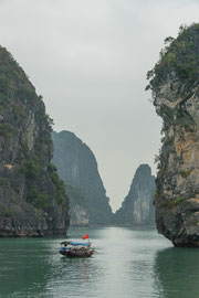 Die Halong-Bay (Halong-Bucht, vietnamesisch: Vịnh Hạ Long), ein rund 1500 km² grosses Gebiet im Golf von Tonkin im Norden von Vietnam.