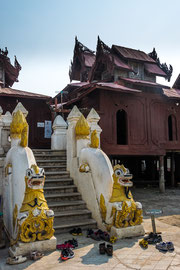 Das Shwe-Yan-Pyay-Kloster bei Nyaung Shwe nördlich des Inle-Sees, erbaut Ende des 19. Jahrhunderts. Das Hauptgebäude besteht vollständig aus Teakholz