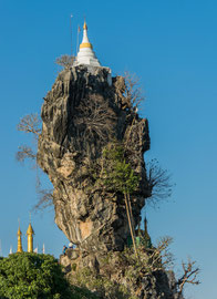 die Kyauk Ka Lat Pagode, eine goldene Stupa, erbaut auf einer interessanten Kalksteinformation – auf einer Insel mitten in einem kleinen See in der Nähe der Stadt Hpa-An (Kayin-Staat) 