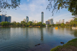 Der Lumphini-Park, der grösste Park im Zentrum von Bangkok, mit einem künstlichen See und vielen Möglichkeiten für Freizeitaktivitäten. Der Park wurde in den1920er Jahren von König Rama VI. auf königlichem Grundbesitz angelegt.