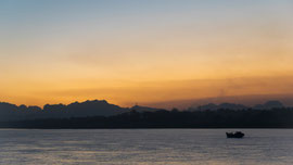 Sonnenuntergang am Saluen (auch Thanlwin River genannt), einem 2980km langen Fluss, der durch Tibet, Yunnan (VR China), Myanmar und Thailand fliesst.