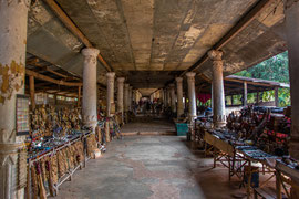 Der etwa 600 Meter langen Säulengang zum Eingang der Shwe Inn Thein Pagoden, früher ein Markt für Artikel des täglichen Lebens, heute  vor allem ein Souvenirmarkt.