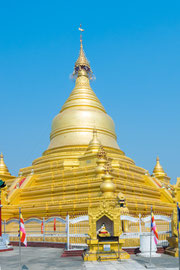 Die goldene Maha Lawka Marazein-Pagode in der Kuthodaw-Pagode (Pagode der Königlichen Verdienste) von 1868 mit 729 Stupas, in denen je eine weisse Marmorplatte mit dem 'Pali-Kanon' steht, auf denen das Leben und die Lehren Buddhas dokumentiert sind.