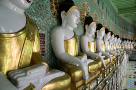 im U Min Thonze Temple bei den 45 Buddha-Figuren