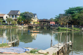 In Hội An am 'Sông Thu Bồn' mit Blick auf die 'Chùa Cầu' (auch Lai Viễn Kiều genannt). Die Brücke wurde im 17. Jahrhundert von japanischen Kaufleuten erbaut und wird daher auch die 'Japanische Brücke' genannt.