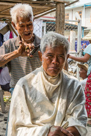 Beim Hair-Stylist, auf Birmanisch ဆံပင်ညှပ်ဆရာ (ausgesprochen: sanpain nyhaut sarar)
