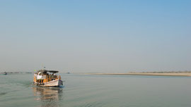 Der Irrawaddy, ein 2170 Kilometer langer Fluss in Myanmar und China. Der Höhenunterschied zwischen Quelle und Mündung in den Golf von Bengalen beträgt 147 Meter. Etwa 1400km des Irrawaddy sind schiffbar.