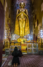 im Gebet vor Buddha in der Shwezigon-Pagode 