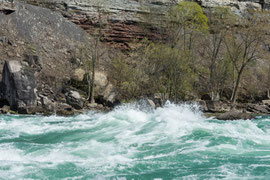 auf dem Boardwalk entlang den Niagara River’s whitewater rapids, die zu den wildesten Stromschnellen in Nordamerika gehören