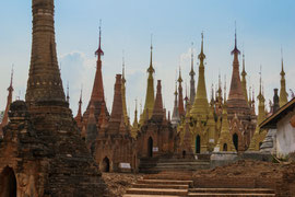 Zedi: burmesicher Ausdruck für Stupa. (Stupa: ein Begriff aus dem Sanskrit: Bezeichnung für ein buddhistische Bauwerk, das Buddha und seine Lehre symbolisiert. Sie enthalten oft heilige Reliquien.)