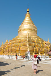 mAm Morgen bei der Shwezigon-Pagode in Bagan-Nyaung U 