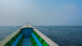 Morgens auf dem Inle See. Mit einer Nord-Süd-Ausdehnung von rund 22 km und einer Ost-West-Ausdehnung von etwa 10 km+/- ist der Inle-See der zweitgrösste See in Myanmar. Die mittlere  Wassertiefe beträgt 1.5 Metern.