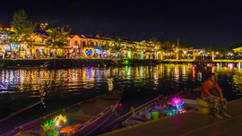 nacht am Ufer des Sông Thu Bồn in Hội An